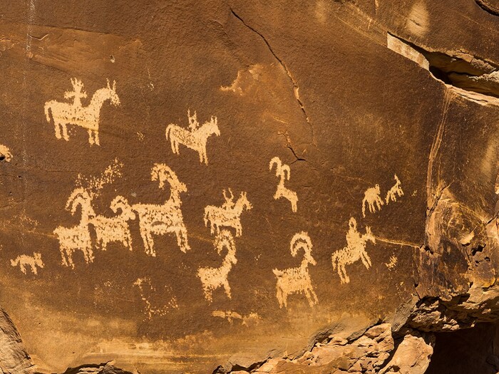 इतिहास (History) आणि प्रागैतिहासिक (Prehistory) इतिहासाविषयी ठाम गृहीतक बांधण्यासाठी पुरातत्वीय पुराव्याला सर्वाधिक महत्त्व दिले जाते. काही वेळा काही पुराव्यांच्या आधारे तार्किक अंदाज बांधून ऐतिहासिक उपक्रमांबद्दल गृहीतके बांधली जातात, पण कधी कधी असे प्रत्यक्ष पुरावेही सापडतात, जे अशा उपक्रमांचे अस्तित्व दर्शवतात, ज्यामुळे आपल्याला आश्चर्य वाटते. अशा पुराव्याच्या आधारे असे आढळून आले आहे की हजारो वर्षांपूर्वी गुहा चित्रे (Cave Paintings) काढणारे आपले पूर्वज आगीच्या मदतीने आपल्या चित्रांमध्ये जिवंत प्रभाव निर्माण करत होते. (प्रतिकात्मक फोटो: शटरस्टॉक)