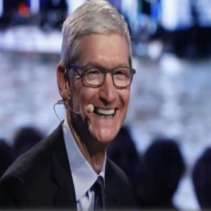 Appleचे सीईओ टिम कुक (Tim Cook) हे देखील सर्वाधिक बोनस मिळवणाऱ्यांपैकी एक होते. त्याच्या बोनसमध्ये 571.62% ची वाढ झाली. त्याला 2020 मध्ये $14.7 दशलक्ष आणि 2021 मध्ये $98.7 दशलक्ष बोनस म्हणून मिळाले.