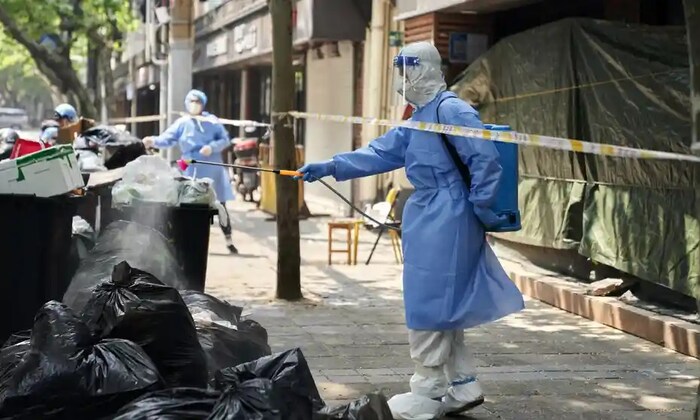 चीनमध्ये कोरोना व्हायरसने (corona virus) पुन्हा एकदा धुमाकुळ घातला आहे. शांघाय (shanghai) या सर्वांत मोठ्या शहराला कडक लॉकडाऊन लावला आहे. तर संसर्गामुळे होणाऱ्या मृत्यूच्या दुहेरी संकटाचा सामना करावा लागत आहे. भीती इतकी पसरली आहे की, बीजिंगच्या काही भागात लॉकडाऊन लावण्यात आला आहे. सर्वांना कोविड चाचणी (covid test) अनिवार्य करण्यात आली आहे.