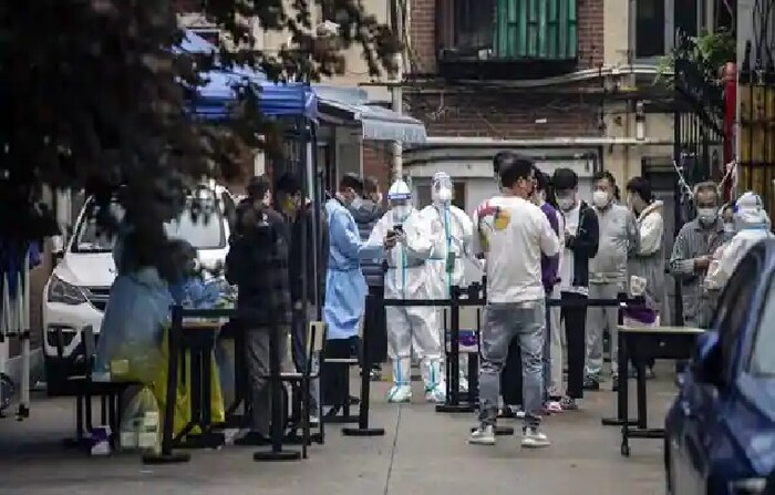 इतर चित्रांमध्ये, लॉकडाऊन भागातील दुकानांमध्ये शांतता दिसून येते. बीजिंगमध्ये पसरलेल्या या भीतीची मुळे शांघायशी संबंधित आहेत जिथे पाच आठवड्यांच्या लॉकडाऊननंतरही मृत्यू सतत वाढत आहेत.