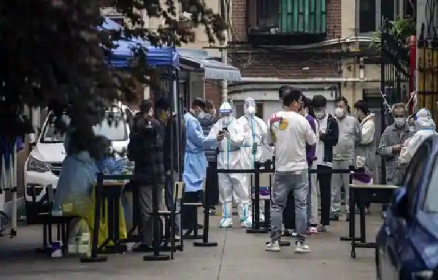 इतर चित्रांमध्ये, लॉकडाऊन भागातील दुकानांमध्ये शांतता दिसून येते. बीजिंगमध्ये पसरलेल्या या भीतीची मुळे शांघायशी संबंधित आहेत जिथे पाच आठवड्यांच्या लॉकडाऊननंतरही मृत्यू सतत वाढत आहेत.