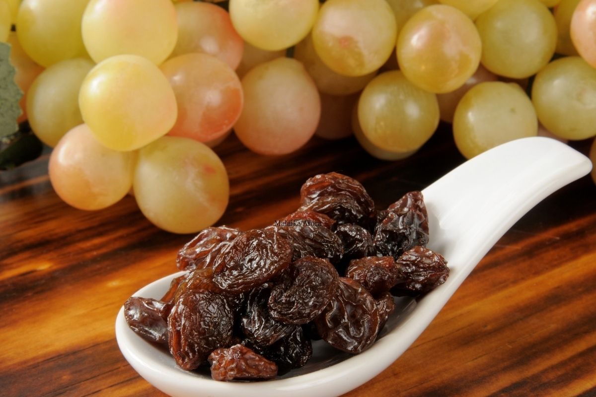 Nutrition Tips: मनुके की द्राक्षे? काय खाणं आहे जास्त फायदेशीर; पोषण तज्ज्ञांनी दिलं याचं उत्तर