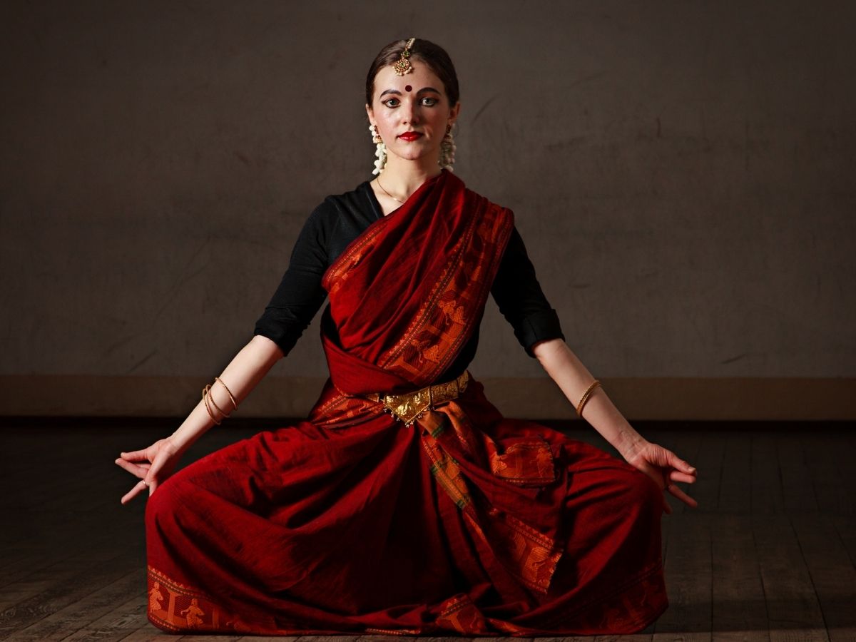 भरतनाट्यम हा भारतातील सर्वात जुना शास्त्रीय नृत्य प्रकार आहे. माहितीनुसार, हे भरताच्या नाट्यशास्त्रावर आधारित आहे. पल्लव आणि चोल काळात त्याची लोकप्रियता सर्वाधिक होती असे म्हटले जाते. यात हात, तोंड, पाय आणि शरीराच्या इतर भागांचे 64 सिद्धांत आहेत. 