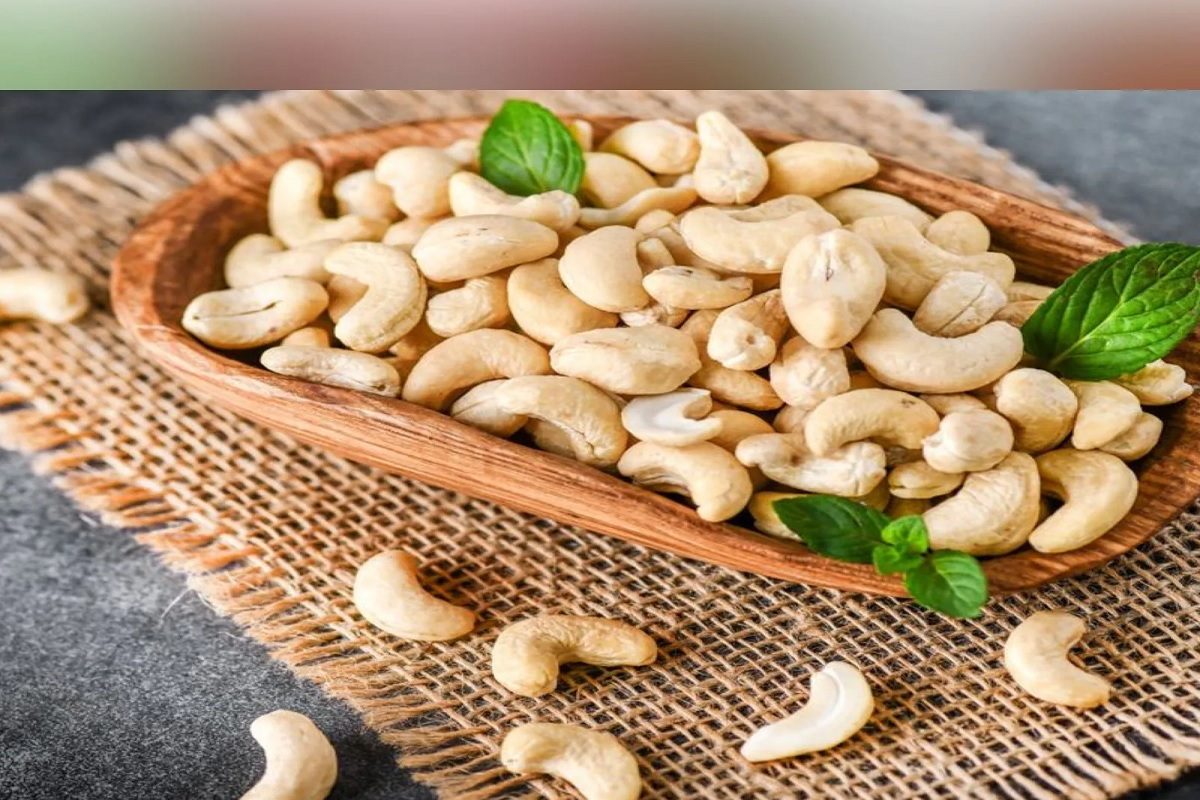 Cashew for Health: दिवसातून एकदा तरी खा काजू; स्कीन आणि केसांवर दिसायला लागेल असा परिणाम