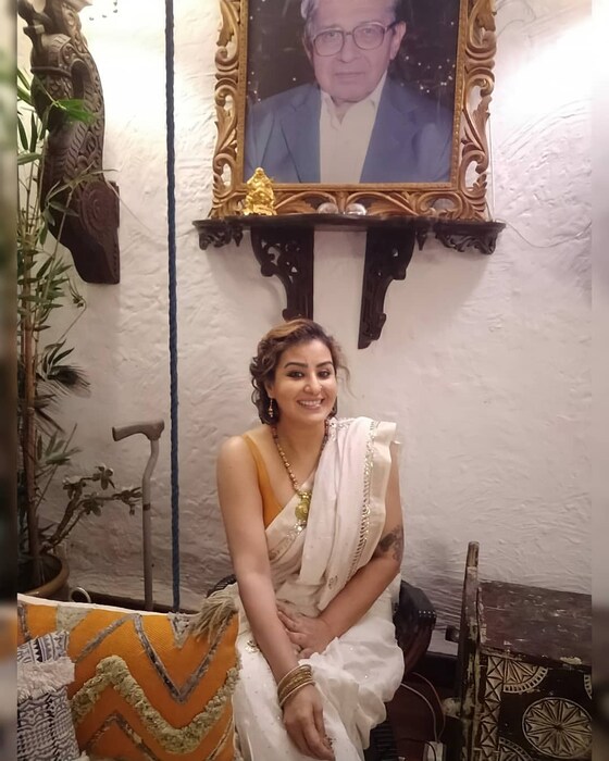  शिल्पा शिंदेला आज प्रत्येक घराघरात ओळखलं जातं. 'भाभी जी घर पर हैं' पासून ते 'बिग बॉस 11' आणि 'गँग्स ऑफ फिल्मिस्तान' या स्टँड-अप कॉमेडी शोमध्येपर्यंत अभिनेत्रीने प्रेक्षकांचं भरभरून मनोरंजन केलं आहे. 