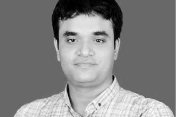 प्रतीक जैन यांनी आयआयटी मुंबईतून अभियांत्रिकीची पदवी घेतली आहे. ते बिहारमधील पाटणाचे रहिवासी आहेत. त्यांनी डेलॉइट इंडिया कंपनीत ते अॅनालिस्ट म्हणून काम पाहिलं आहे. ते ट्विटरवर सक्रिय राहतात. बंगाल निवडणुकीच्या निकालानंतर 03 मे रोजी त्यांनी ट्विट केलं. आम्ही करून दाखवलं. प्रतीक सहसा फारसे प्रसिद्धीझोतात येत नाहीत.