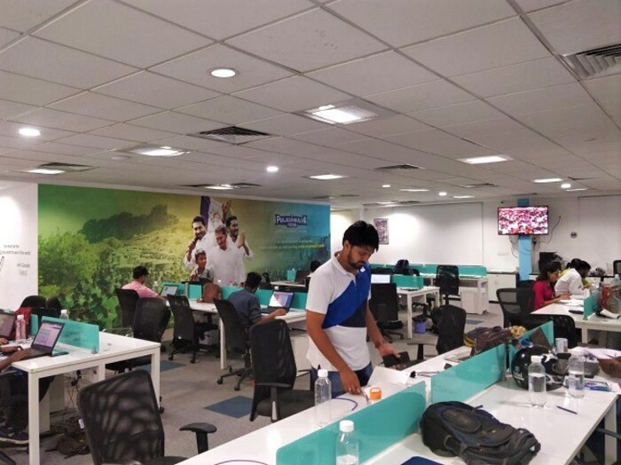 I-PAC मधील संचालकांनंतर कार्यकारी परिषद (executive counsil) येते. यामध्ये सुमारे 10-12 लोक आहेत, जे आय-पॅकच्या विविध विभागांचे नेतृत्व करतात. त्यापैकी बहुतेक जण अत्यंत बुद्धिमान आहेत. सर्वजण देशातील बहुतेक चांगल्या संस्था किंवा महाविद्यालयांमध्ये शिकलेले आहेत. उच्चशिक्षित प्रोफेशनल्स आहेत. ते चांगल्या कॉर्पोरेट नोकऱ्या सोडून इथे आले आहेत. कंपनीमध्ये किमान 1000 लोक काम करतात. परंतु, प्रोजेक्टस आणि कॅम्पेनिंगच्या वेळी ही संख्या कमी होते किंवा वाढते.