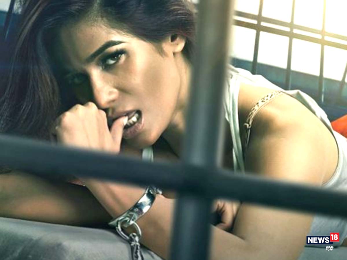 कंगना रणौतचा (Kangana Ranaut) शो लॉक अप (Lock Upp) आता फिनालेच्या अगदी जवळ येऊन पोहोचला आहे. या शोमध्ये शिवम शर्मा, मुनव्वर इकबाल फारूकी आणि प्रिन्स नरूला हे आतापर्यंत फायनलमध्ये पोहोचले आहेत. दरम्यान सोशल मीडियावरील अडल्ड कंटेटसाठी प्रसिद्ध असणारी पूनम पांडे (Poonam Pandey) देखील या शोचा भाग आहे. अलीडे तिने वोट्ससाठी असं काही वक्तव्य केलं आहे की जेलमधील इतर कैदी आणि चाहतेही हैराण आहेत. 