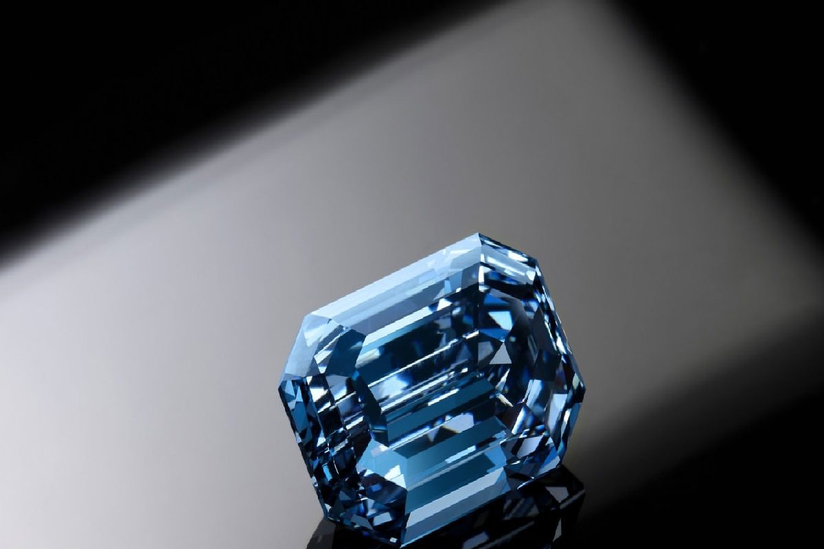 हिऱ्यांबद्दल बोलायचे झाले तर इतर रत्नांमध्ये हिरे घालण्याचा ट्रेंड सध्या खूप वाढला आहे. सोन्या-चांदीप्रमाणेच लोक हिरे दागिने म्हणून घालतात. हिरा घालणे हे स्टेटस सिम्बॉल बनले आहे. हिरा दिसायलाही आकर्षक असल्याने तो प्रत्येकाला धारण करायचा असतो. पण ज्योतिष शास्त्रात अशा 5 राशी सांगितल्या आहेत, त्या राशीच्या लोकांनी हिरा घालू नये. या 5 राशींबद्दल आचार्य गुरमीत सिंह यांनी दिलेली माहिती पाहुया.