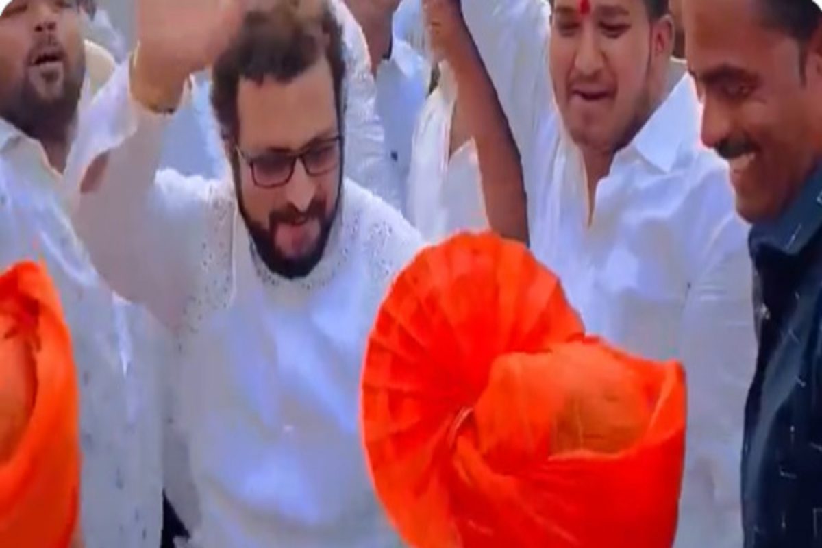 जेव्हा लग्नाच्या वरातीत खासदार अमोल कोल्हेंनी धरला ठेका! पाहा जबरदस्त Dance Video