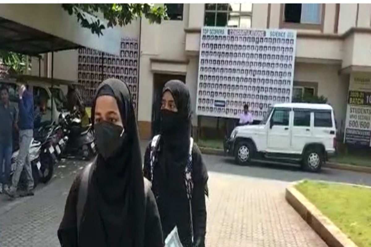 Hijab घालू दिला नाही तर... परीक्षा देण्यासाठी आलेल्या 2 मुलींनी उचललं धक्कादायक पाऊल
