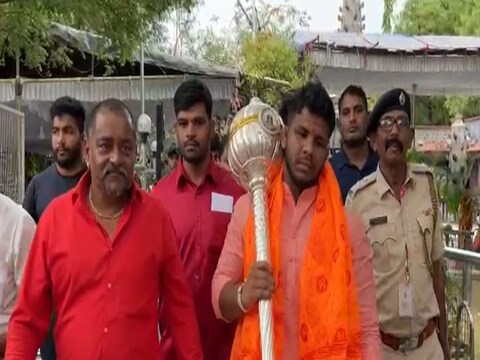 कोल्हापूरचे महाराष्ट्र केसरी पैलवान पृथ्वीराज पाटील (Kolhapur Prithviraj Patil) यांनी आज शिर्डीला येवून साई बाबा समाधीचे दर्शन घेतले. 