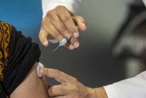 18 वर्षांपेक्षा जास्त वयाच्या लोकांनाही तिसरा म्हणजेच कोरोना लसीचा (Corona Vaccine) प्रिकॅाशन डोस म्हणजेच बुस्टर डोस (Booster Dose) देण्यास सुरुवात झाली आहे. रविवारी 10 एप्रिलपासून बुस्टर डोस देण्यास सुरुवात झाली. रविवारी पहिल्याच दिवशी 9,496 जणांना बुस्टर डोस देण्यात आला. 