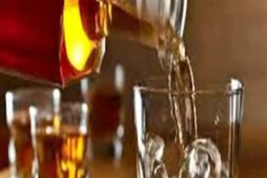 दारुच्या नशेत दोन तरुण अडकले लग्नाच्या बेडीत; नंतर विभक्त होण्यासाठी करावी लागली मोठी खटाटोप?