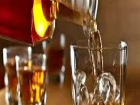 तेलंगणामध्ये दोन तरुणांनी दारूच्या नशेत एकमेकांशी लग्न केल्याचा धक्कादायक प्रकार समोर आला आहे. (drunk youths got married) यातील एकाचे वय हे 21 तर दुसऱ्याचे वय 22 आहे.