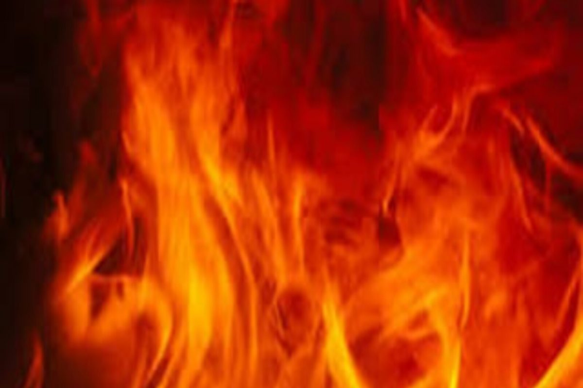 पत्नीचं Extra Marital Affair पतीला समजल्यावर प्रकरण गेलं पंचायतीत; महिलेन स्वत:ला घेतलं पेटवून