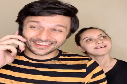'हम कुत्तों से बात नहीं करते..' सेलिब्रिटी कपलचं भन्नाट रील्स आणि सनसनाटी डायलॉगबाजी पाहिली का?