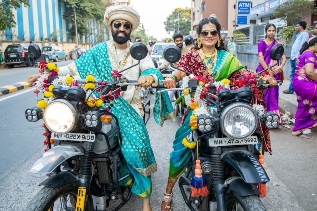 Bike Rider नवरी मुलीची अशी पाठणवी तुम्ही पाहिली नसेल! लोकांनाही हा क्षण कॅमेऱ्यात टिपण्याचा झाला मोह