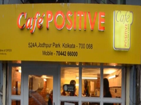  Cafe Positive येथे काम करणारे सर्व कर्मचारी एचआयव्ही पॉझिटिव्ह आहेत. एचआयव्ही पॉझिटिव्ह स्टाफद्वारे चालवले जाणारे हे आशियातील पहिले कॅफे आहे.