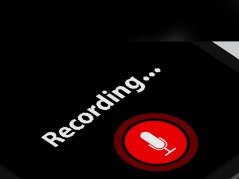 अँड्रॉइडच्या ज्या फोनमध्ये डिफॉल्ट कॉल रेकॉर्डिंग (call recording) फीचर आहे, त्यात अद्यापही इनबिल्ट फीचर असल्याने कॉल रेकॉर्ड करता येतो. पण समोरचा तुमचा कॉल रेकॉर्ड करतोय हे कसं समजेल?