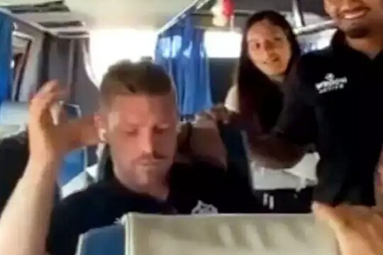 Delhi Capitals batter learns ‘bulb utaro’ dance step