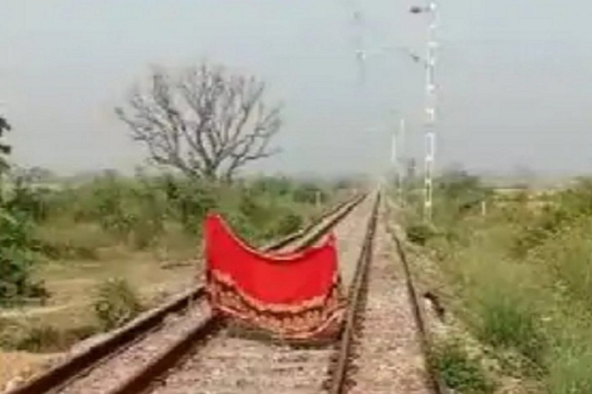 तुटला होता रुळ... पण वृद्ध महिलेने आपल्या लाल साडीने Alert देत वाचवला हजारो प्रवाशांचा जीव