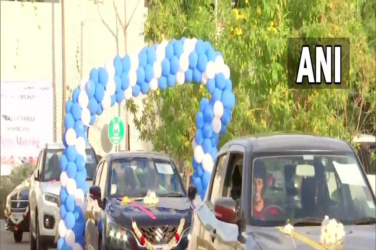 Company Gifted Cars to employees : कंपनी कर्मचाऱ्यांवर खुश! तब्बल 100 जणांना मारुती कार दिली भेट, म्हणाले..