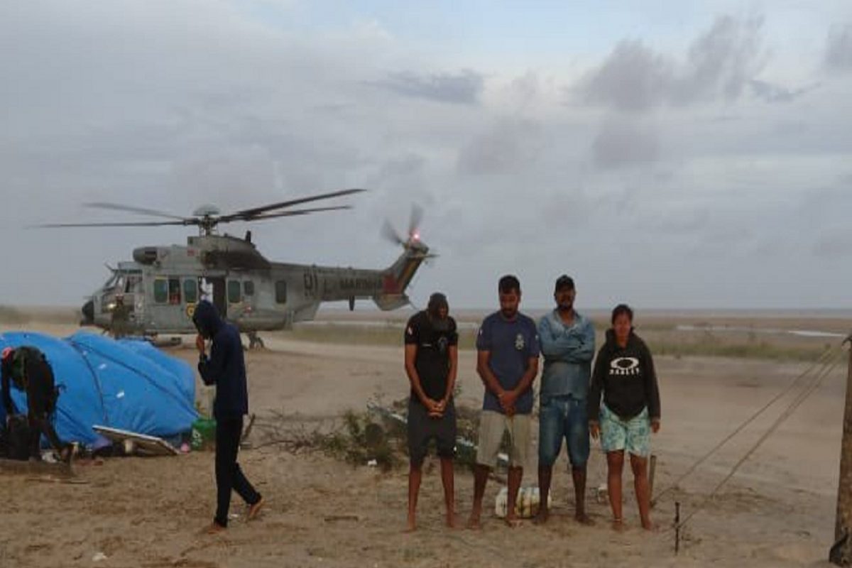 6 जणं 13 दिवस निर्जन ठिकाणी अडकले, एका बाटलीने केला चमत्कार अन् नौदलानं वाचवलं