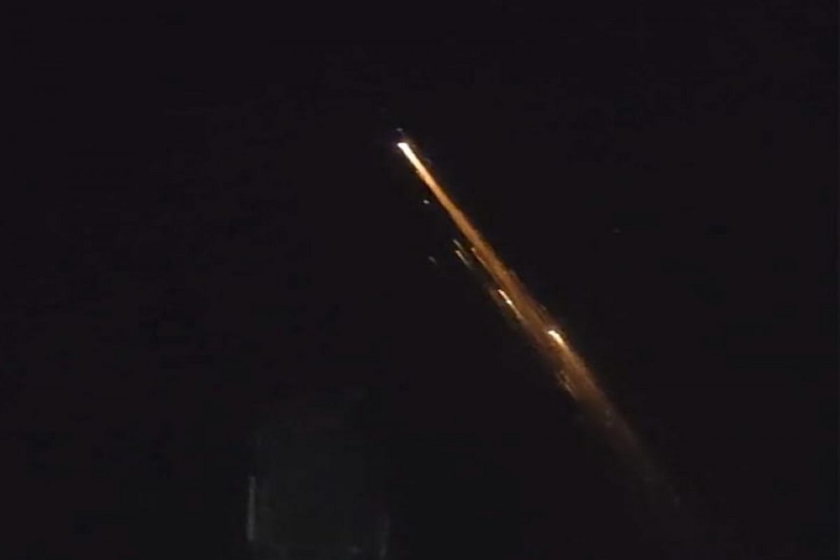 VIDEO - बापरे! हे काय आहे? आकाशात दिसला रहस्यमयी आगीचा गोळा; पाहून चक्रावले लोक