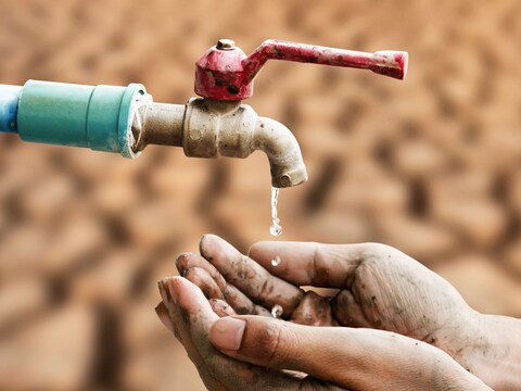 हवामानातील बदलाबाबत (Climate Change) शास्त्रज्ञांनी इशारा दिला आहे की, आता जगात अचानक आलेल्या महापुरांप्रमाणेच दुष्काळही अचानक येणार आहेत. ज्या प्रकारे ग्लोबल वार्मिंग वाढत आहे, त्याप्रमाणे अचानक दुष्काळ (Flash Droughts) देखील वाढत आहेत.
