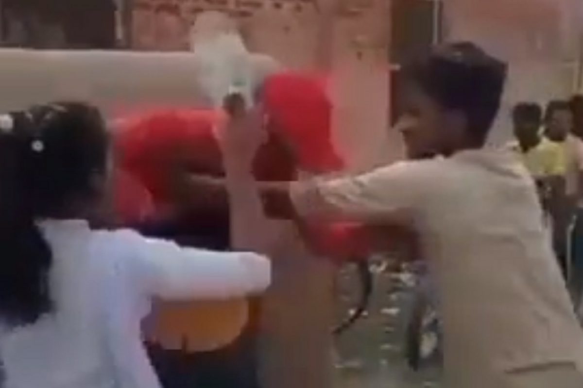 मोबाईल नंबर मागताच मुलीने काढली आपल्या पायातील चप्पल; रोडरोमिओला धू धू धुतलं; पाहा VIDEO