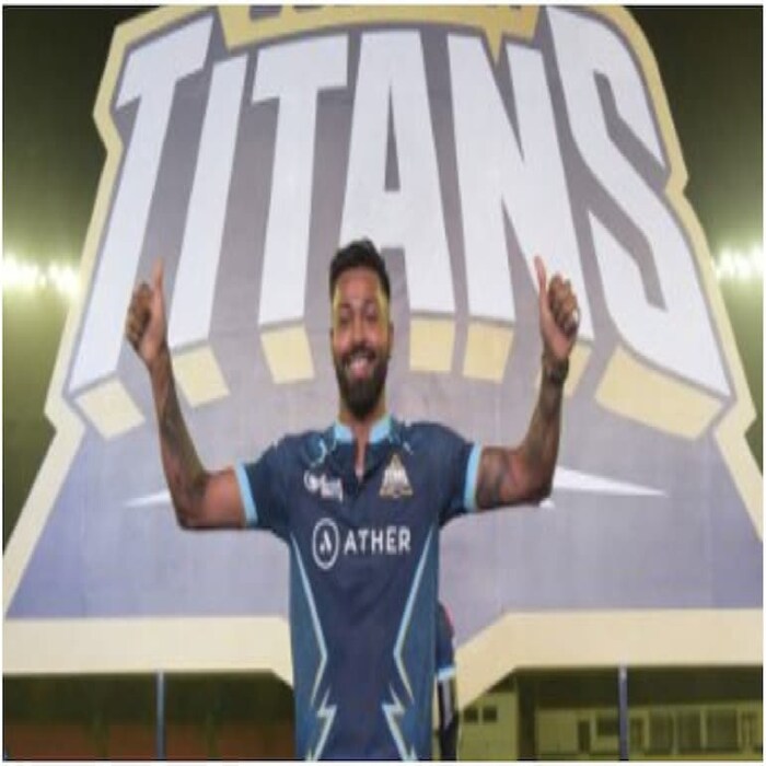 मुंबई इंडियन्सचा माजी ऑल राऊंडर हार्दिक पांड्या (Hardik Pandya) आता गुजरात टायटन्सचा कॅप्टन आहे. हार्दिकनं या सिझनमधील दोन्ही मॅचमध्ये पूर्ण 4 ओव्हर बॉलिंग केली आहे. त्याचबरोबर चौथ्या क्रमांकावर येत महत्त्वाची इनिंग खेळली आहे. हार्दिकला रिटेन न करण्याची चूक मुंबईला महाग पडल्याचं सध्या दिसत आहे. 