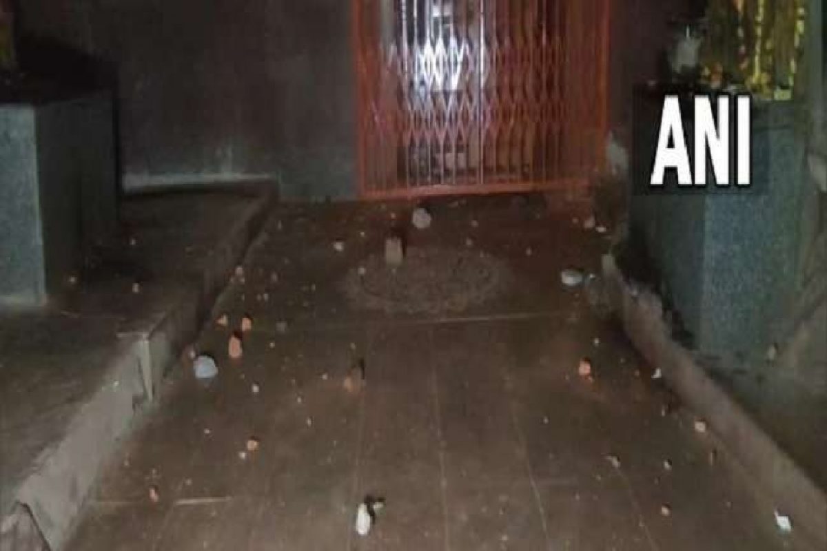 पोलीस ठाण्यावर जमावाची दगडफेक, कर्नाटकात कलम 144 लागू; निरीक्षकासह चार पोलीस जखमी