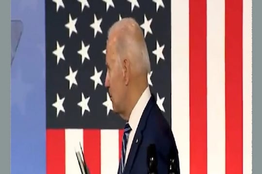 भाषणानंतर हवेत Handshake करताना दिसले जो बायडेन, क्षणार्धात Video Viral