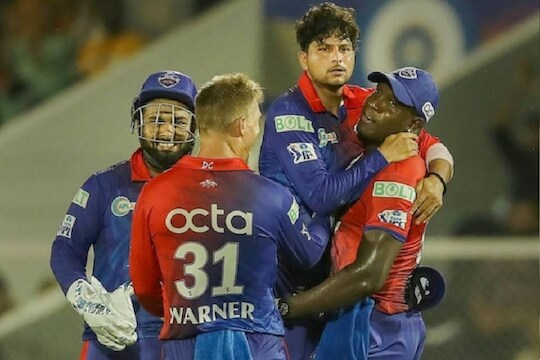 IPL 2022 : कुलदीपला पूर्ण बॉलिंग न दिल्यानं पंत वादात! अखेर द्यावं लागलं स्पष्टीकरण