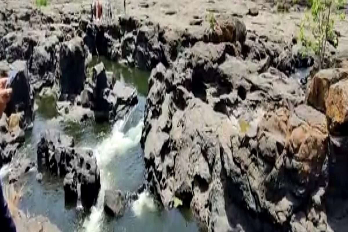 सेल्फी घ्यायला गेला आणि बंधाऱ्यात पडला अन् मित्रांच्या डोळ्यासमोर पुण्यातील तरुण बुडाला