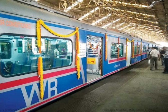 
मुंबईच्या मध्य रेल्वेच्या लाईनवर आता 10 एसी लोकल धावणार आहे. यामध्ये सीएसएमटी ते बदलापूर दरम्यान 4 एसी लोकल धावणार आहे