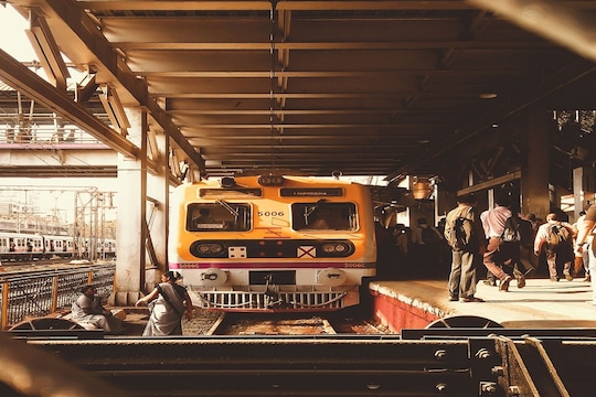 Mumbai Local Train News : खचाखच भरलेल्या लोकल ट्रेनमध्ये प्रवास करणं हा गुन्हा नाही - मुंबई हायकोर्ट