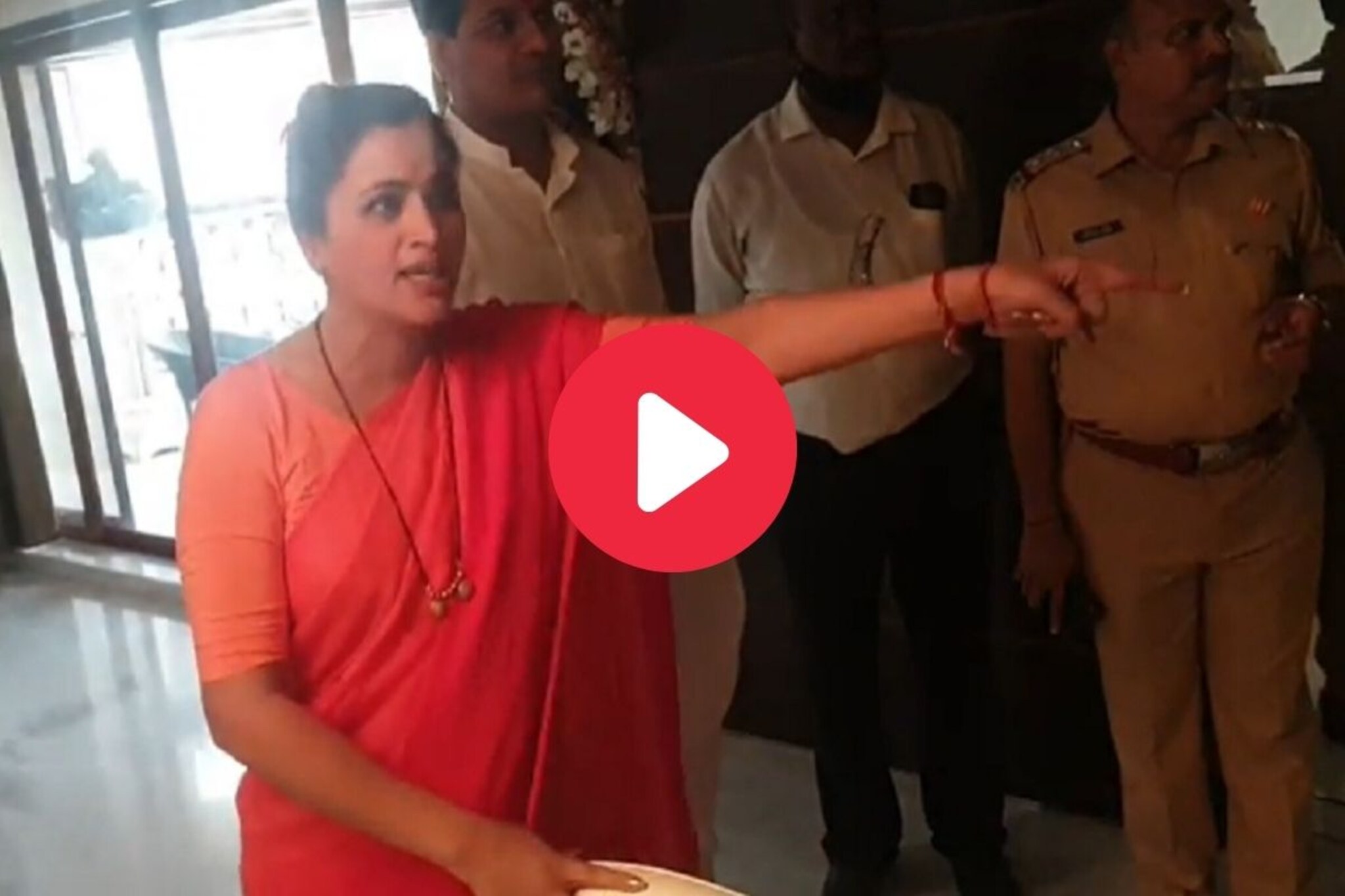 "हात नाही लावायचा...." नवनीत राणांच्या घरात पोलीस शिरले तेव्हा काय झालं, VIDEO