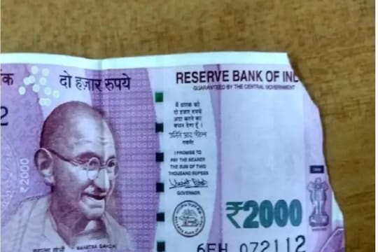 तुमच्याकडे असलेल्या फाटलेल्या नोटा कुठे बदलता येतात? RBI चे नियम काय सांगतात?