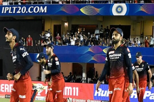 IPL 2022 : जुनी RCB परतली! मैदानात निघाली लाज, सोशल मीडियावर झाली शाळा