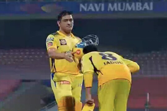 IPL 2022 : शेवटच्या ओव्हरमध्ये दिसली धोनीच्या पॉवर! थरारक विजयानंतर जडेजा नतमस्तक, VIDEO