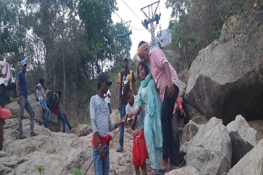 Ropeway Accident: 20 तासांपासून हवेत लटकताहेत 48 जण; ड्रोननं अन्नपाण्याचा पुरवठा, बचावकार्यात अडथळे