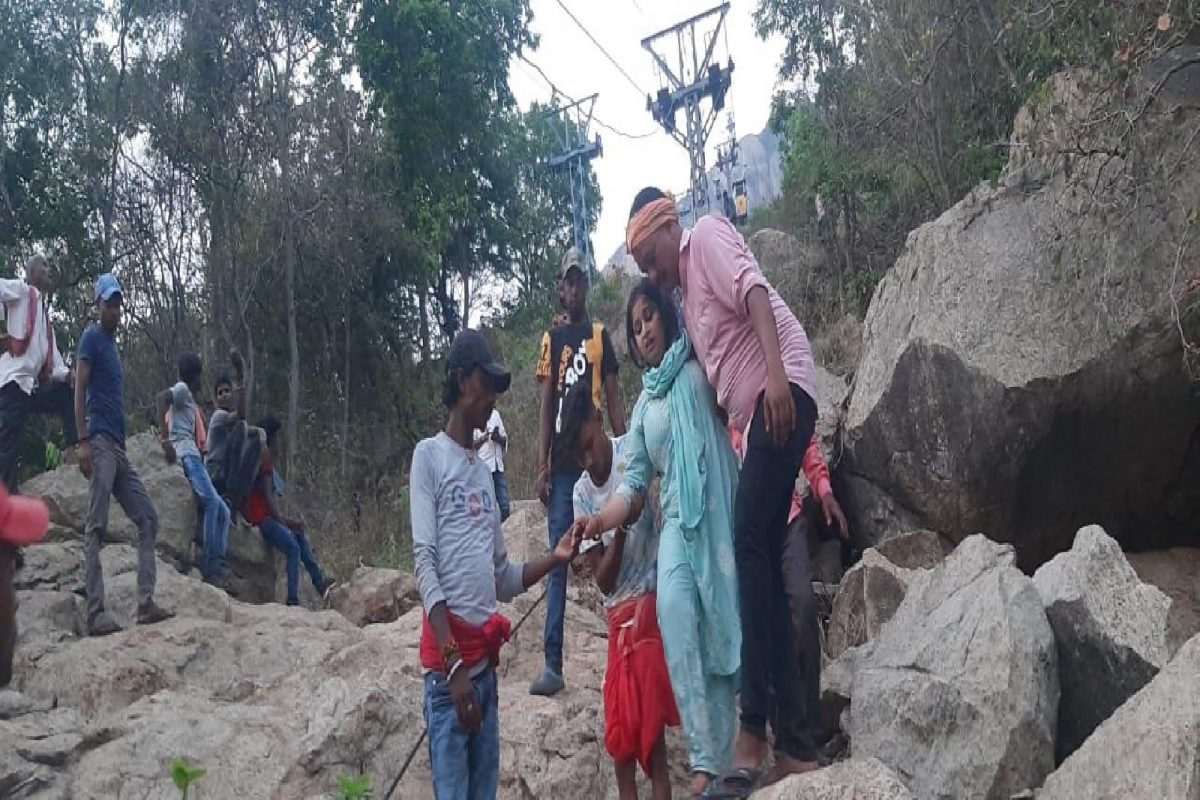 Ropeway Accident: 20 तासांपासून हवेत लटकताहेत 48 जण; ड्रोननं अन्नपाण्याचा पुरवठा, बचावकार्यात अडथळे