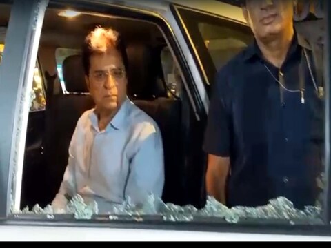 किरीट सोमय्या आज रात्री खासदार नवनीत राणा आणि रवी राणा यांची भेट घेण्यासाठी खार पोलीस स्टेशनला गेले होते.