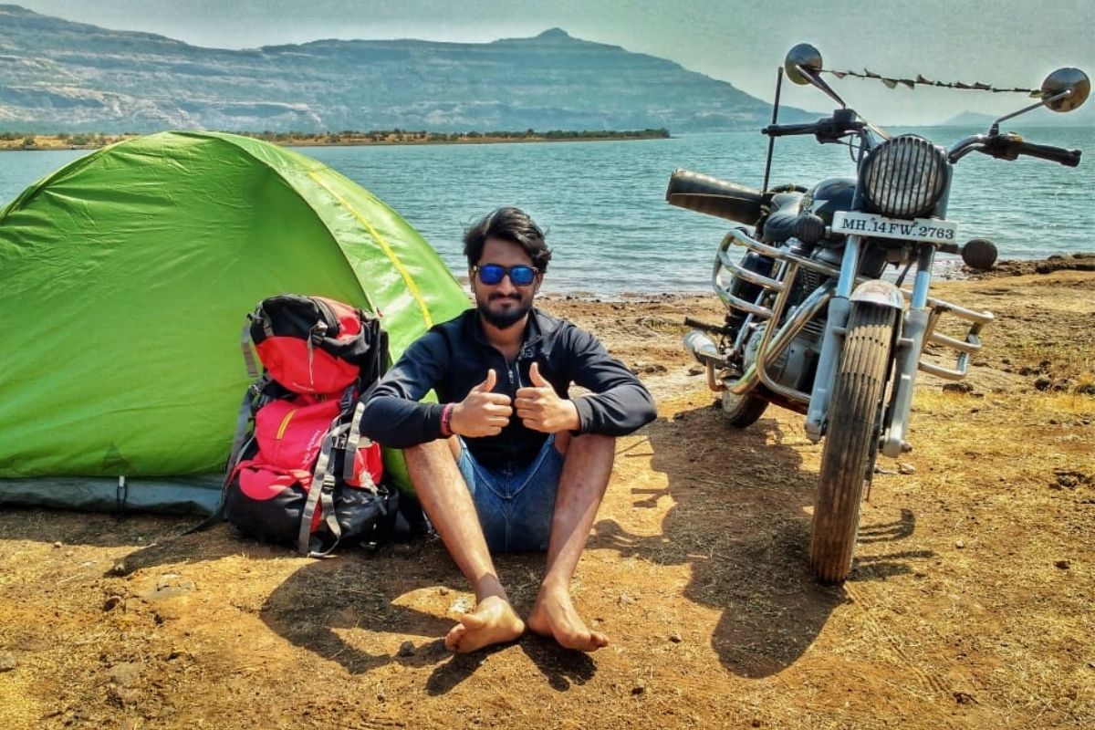 सामाजिक कार्याला वाहून घेतलेला बाईक रायडर! गडकिल्ले संवर्धन, सेवाभावी संस्थासाठी करतोय Riding