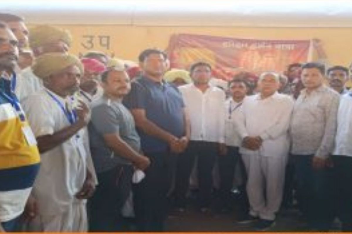 वडिलांचं स्वप्न पूर्ण करण्याचा ध्यास, दोन्ही मुलगे 250 ग्रामस्थांसह निघाले हरिद्वार तीर्थयात्रेला