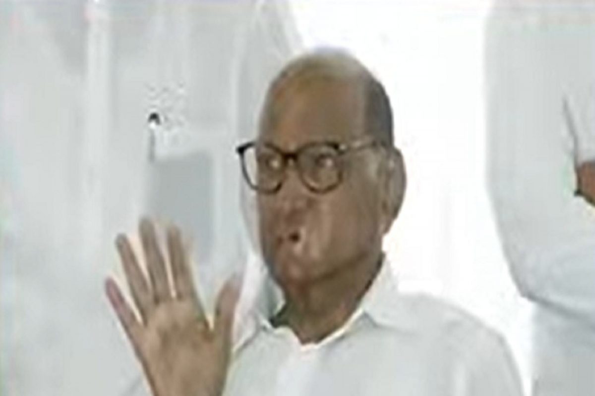 महाविकास आघाडी सरकार कोसळताच शरद पवार यांना आयकर विभागाची नोटीस