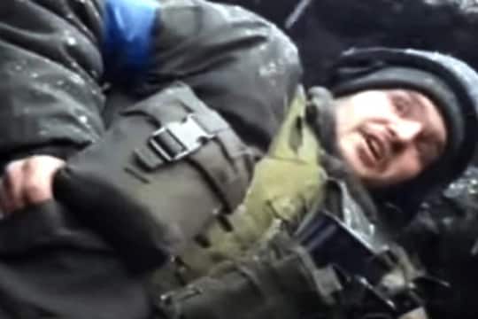 चमत्कार की नशीब! बंदुकीची गोळी आरपार झाली तरी जवानाला काहीच झालं नाही; Ukrainian Soldier चा Shocking Video