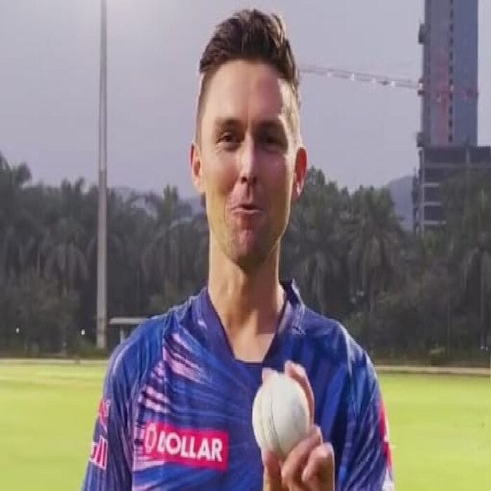 मुंबईचा फास्ट बॉलर जसप्रीत बुमराहला त्याचा जोडीदार ट्रेन्ट बोल्टची (Trent Boult) कमतरता जाणवत आहे. बोल्ट या सिझनमध्ये राजस्थान रॉयल्सकडून खेळतोय. त्यानं 3 मॅचमध्ये 7.16 च्या इकोनॉमी रेटनं 5 विकेट्स घेतल्या आहेत. 
